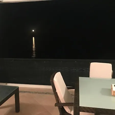 Magnificent Front Sea Views Apartament *