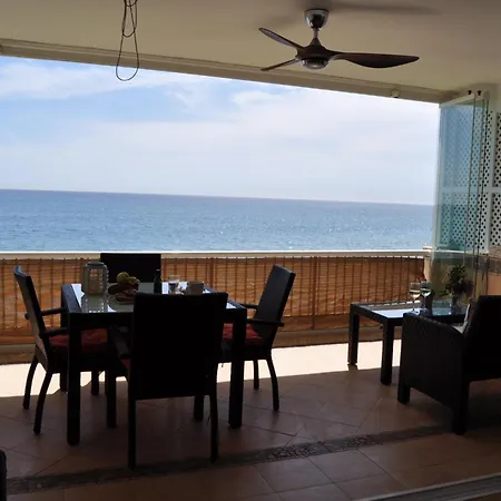 Magnificent Front Sea Views Apartmán